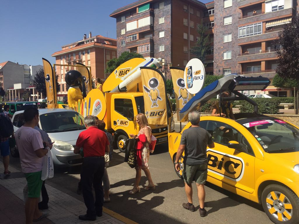 lavuelta's tweet photo. La #CaravanaVuelta está por Benavente 🚗🚗👯🚐🚐👯🚜🚜 #V2016 https://t.co/nq4cqlgK37