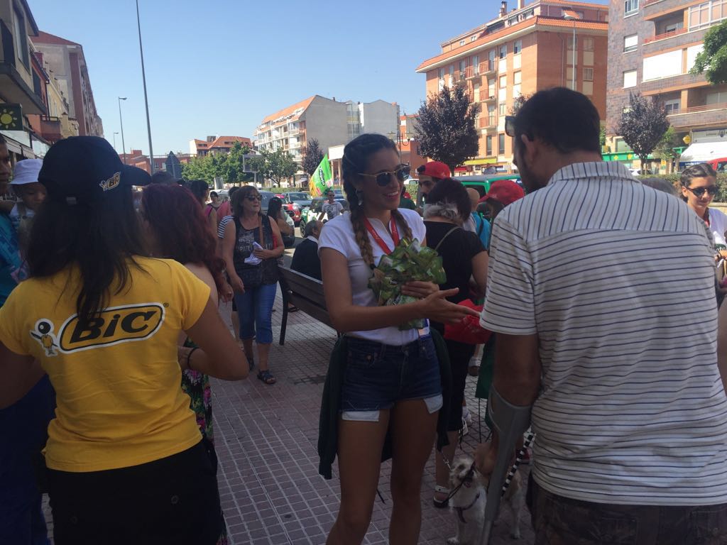 lavuelta's tweet photo. La #CaravanaVuelta está por Benavente 🚗🚗👯🚐🚐👯🚜🚜 #V2016 https://t.co/nq4cqlgK37