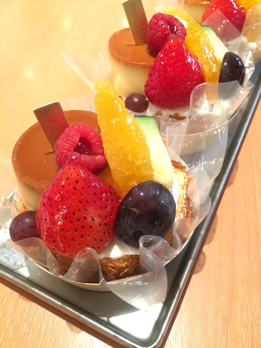 ট ইট র リスボン豊中店 プリンアラモード ふんわりロールケーキの上に 新鮮な卵を使った昔ながらのプリンを ドンッ とのせて フレッシュなフルーツを飾りました ট ইট র リスボン豊中店 プリンアラモード ふんわりロールケーキの上に 新鮮な卵を使った昔ながらのプリンを ドンッ とのせて フレッシュなフルーツを飾りました