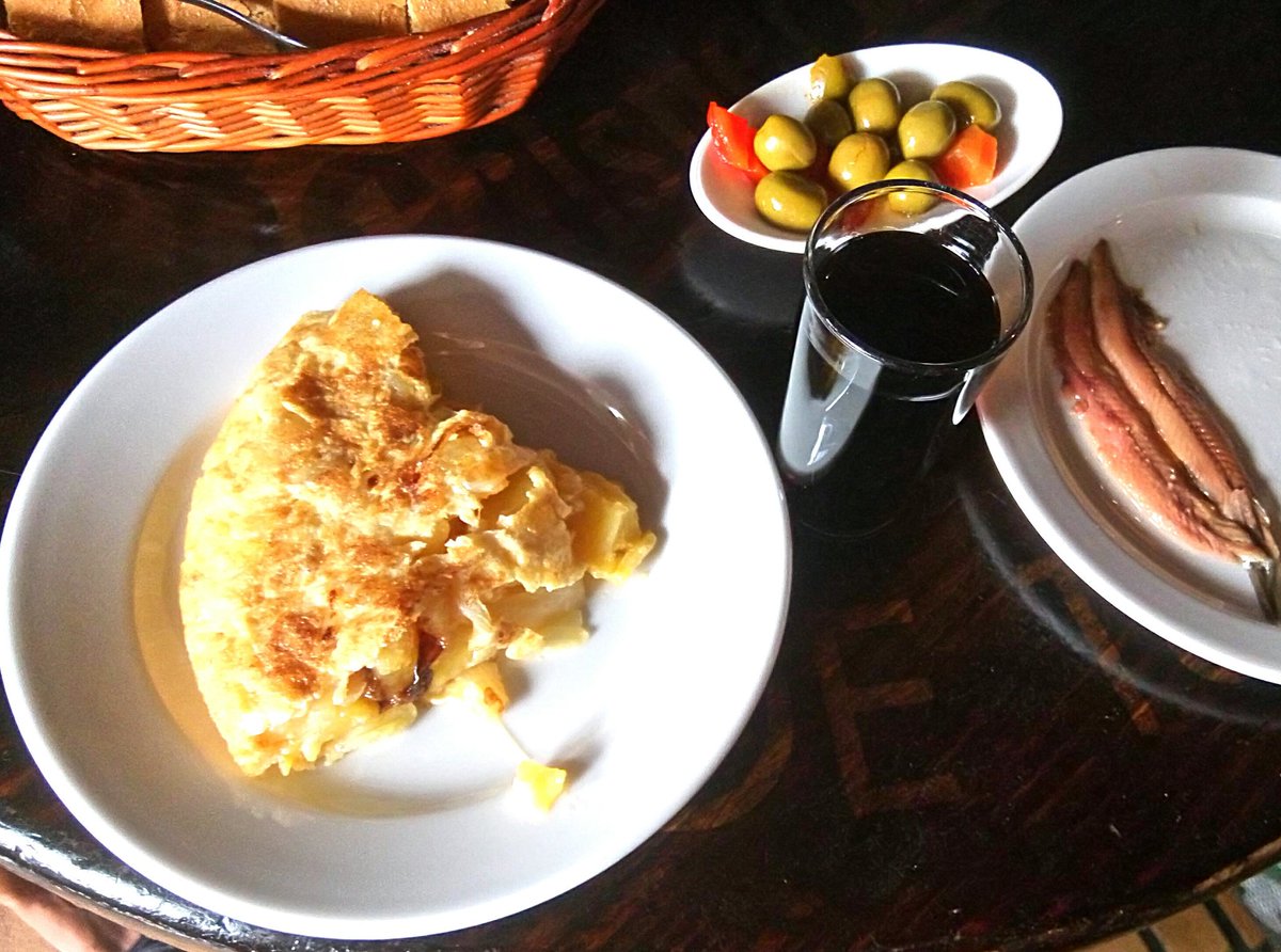 Probablemente la mejor tortilla de Madrid. Vermú, anchoas y más en <a href="/BodegaArdosa/">Bodega de la Ardosa</a>