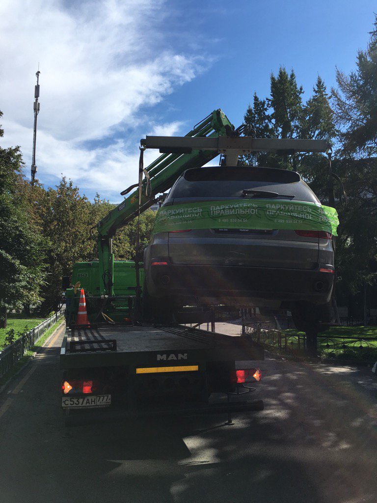 Akiyoshi Komaki 駒木明義 على تويتر 無慈悲なレッカー移動 対象車をぐるぐる巻きにしたテープには 正しく駐車しよう とのスローガンが大書されている