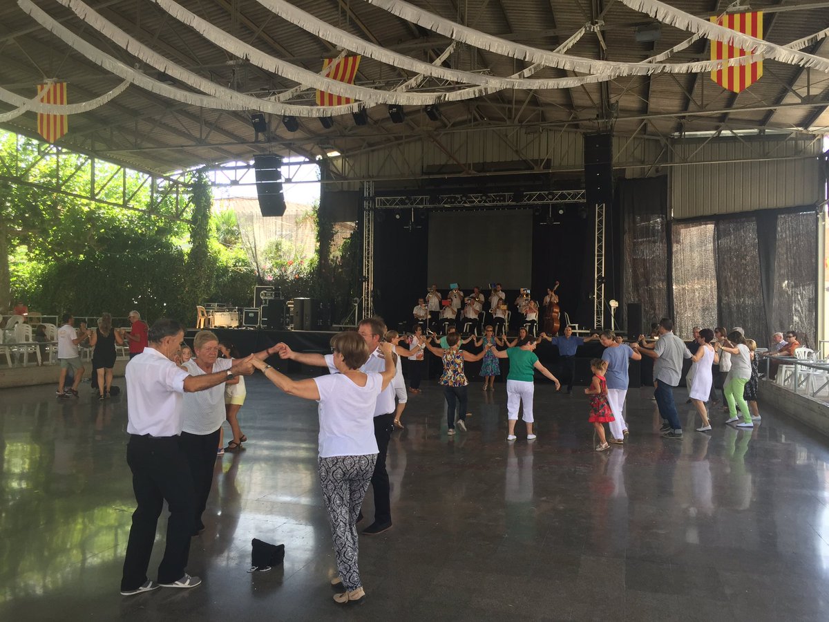 Aj_deJuneda's tweet photo. Ballada de #sardanes amb la cobla Ciutat de Manresa #vermut #FMjuneda2016 https://t.co/Iy6UrLZki1