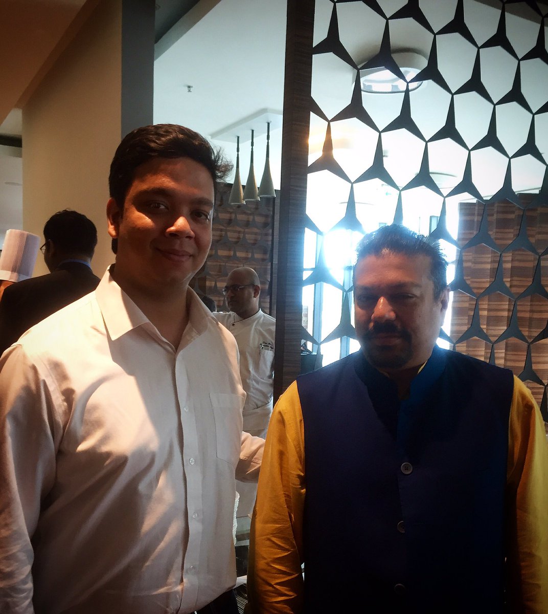 abhivar3006's tweet photo. With the #imitable #VirSanghvi at #HoJo #HowardJohnson #Bangalore #Bengaluru #PlateToPlease #EazyDiner #RudeFood https://t.co/AajzUTZCdn
