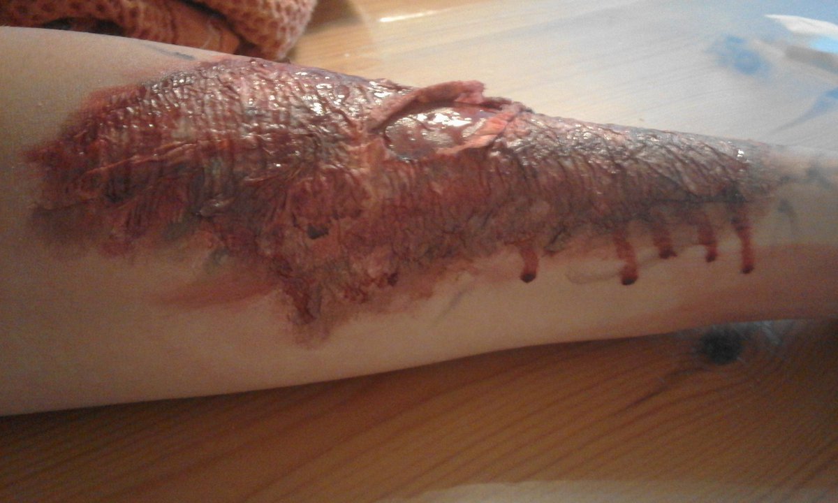 ValeRebAx's tweet photo. #makeupzombie #TheWalkingDead #myjob https://t.co/SxocSuoE1V