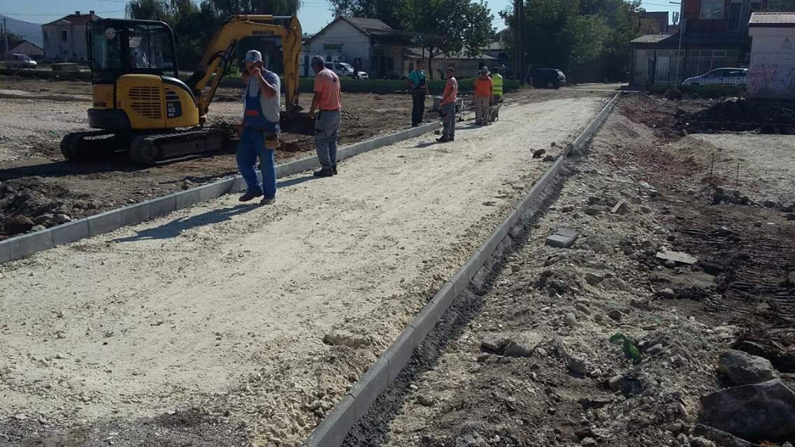 Во дворот на ООУ 25 Мај,  интензивнo се работи на пристапната патека и реконструкција на мултифункционално игралиште
