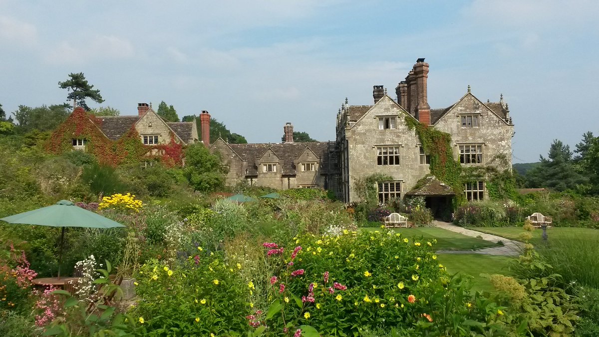VinoColin's tweet photo. Just checked into @GravetyeManor for the weekend. Stunning gardens to relax in, with a cooling drink of course. https://t.co/lobMZOVUYs