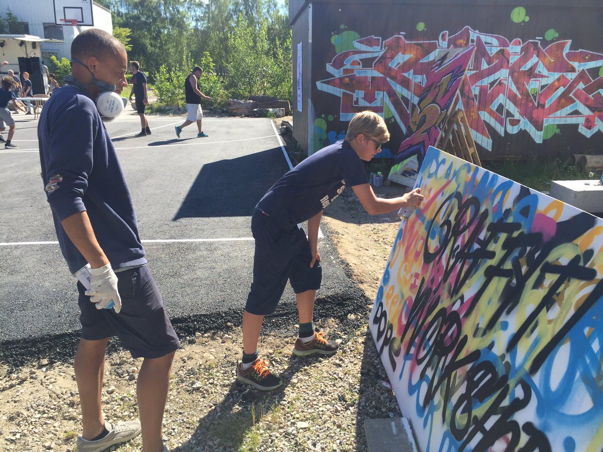 skjoldby's tweet photo. Sønnen er selvfølgelig på graffiti workshop på #Rabalder. #mitmusicon #mitroskilde #Adam https://t.co/mpZgODlLAz