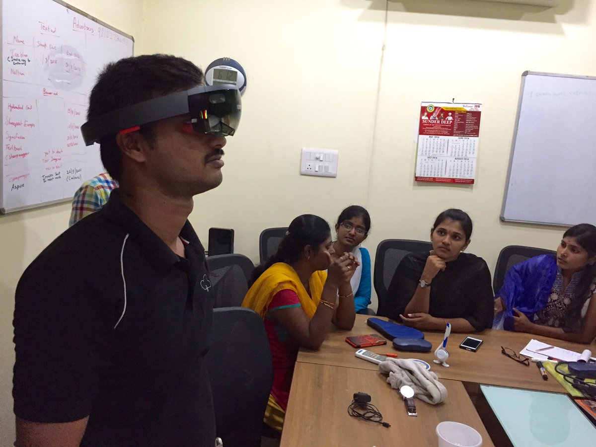 mcbeniwal's tweet image. Students experiencing #hololens @HoloLens #vr #ar #VirtualReality @CsharpCorner