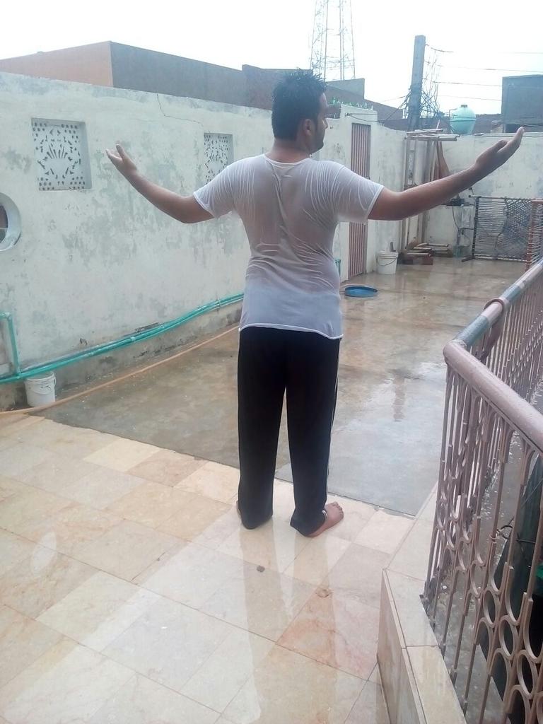 WaliBakht's tweet photo. Raining cats and dogs
#RelivingChildhood https://t.co/rsOtyX5Mdb