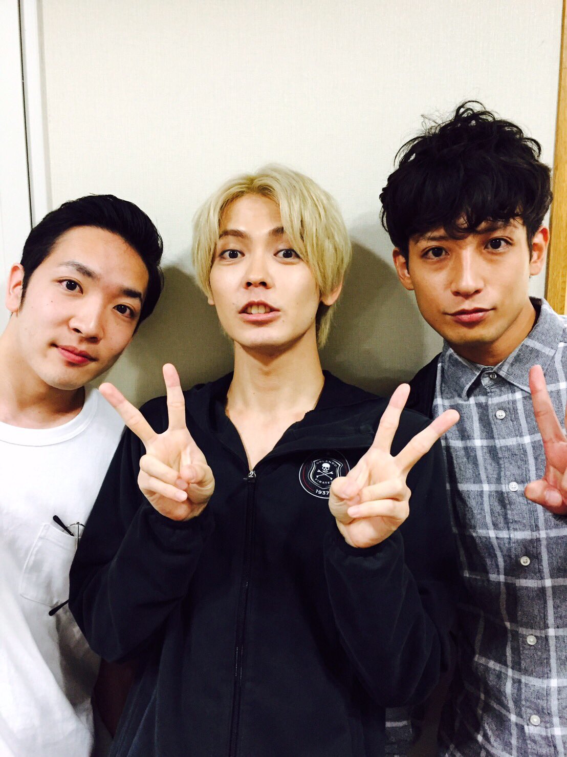 猪塚健太 V Twitter 娼年 2日目2公演無事に終わりました ご来場ありがとうございました 毎回立ち見のお客様まで 本当に感謝です 今日は昼に将と祥太郎が来てくれました ありがとう さぁ テラよ 君はいつ来るんだ 笑 祥太郎誕生日おめでとう 娼年