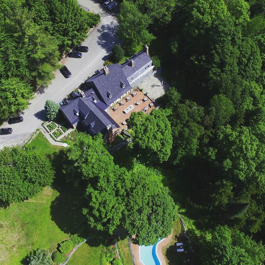 Little Inn in the trees 
#edsonhill #edsonhillvt #newengland #greenmountains #boutique #bo… ift.tt/2bHH7B6