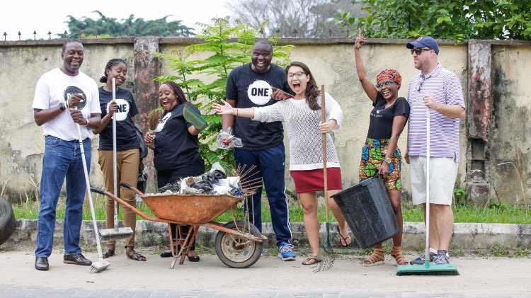 ONEinAfrica's tweet photo. ONE Africa team cleans the drainage canals of Lagos for Nigeria Environmental Sanitation Day. https://t.co/T8egPBulf9
