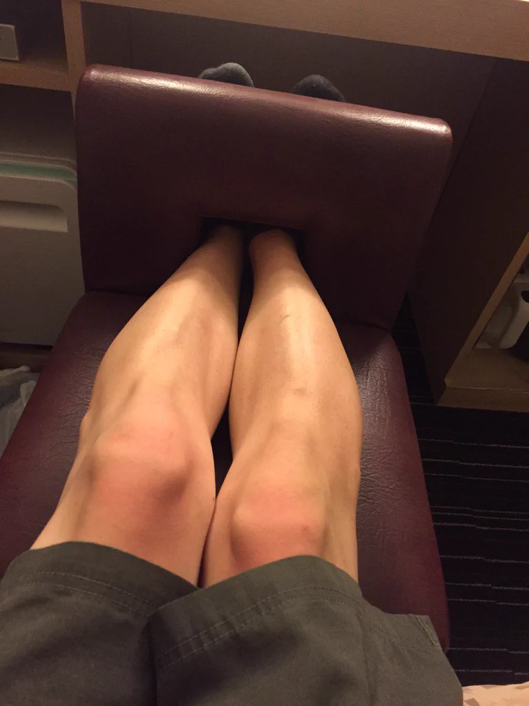 お酒って怖いｗ勢いで穴に足を入れたら抜けなくなって笑うｗｗｗ