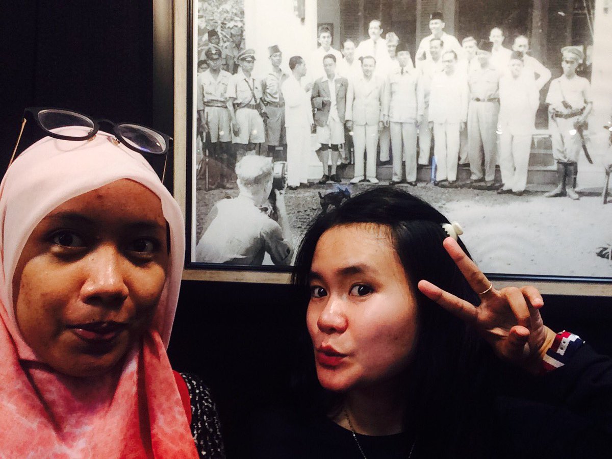 Triaaaaaaa's tweet photo. Wefie bareng kabinet pertama Republik Indonesia. Kali aja nular bisa jadi kabinet Indonesia 😜😜 #Indonesianarchives https://t.co/xldoVPi1ek