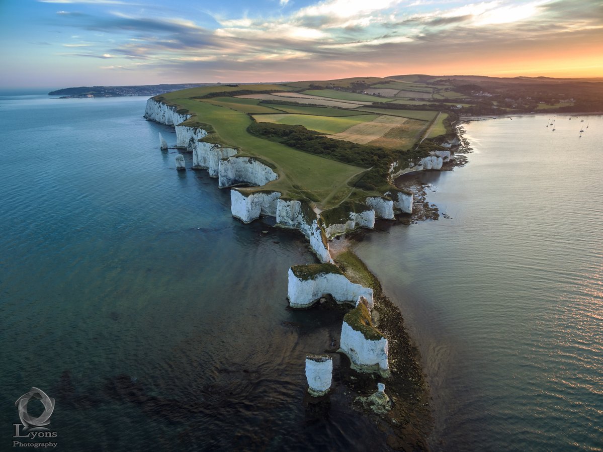 Beautiful sunset over the gem that is 'Old Harry Rocks' #Dorset. Image @Lyonsphotos_UK  bit.ly/2boqrcT
