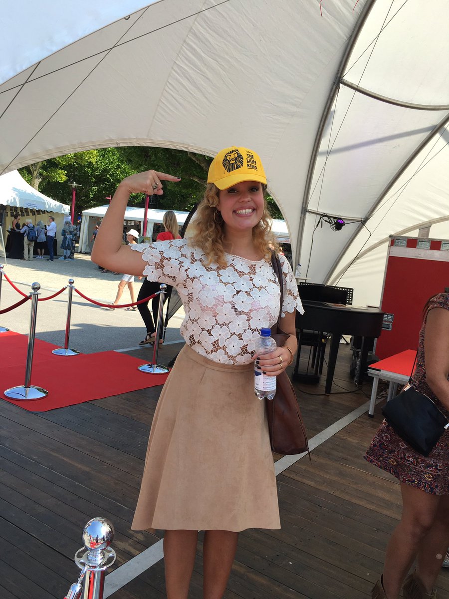 MusicalsNL's tweet photo. Heb jij net als Annefleur al een mooie pet van Disney's The Lion King gescoord?  #stand #thelionkingnl #uitmarkt https://t.co/nz2WaHxo1d