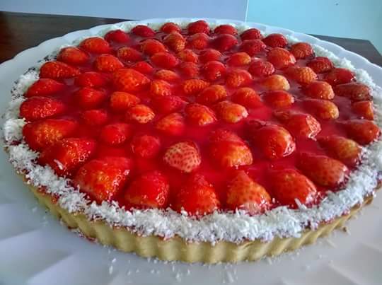 WillasBolos's tweet photo. Olha oq eu fiz pra asistir a GRANDE final do #BakeOFFBrasil!! #TortaDeMorangos🍓@ffasanojr  @CarolFiorentino ❤💃😆😊 UM. https://t.co/SfHu0jpA8g