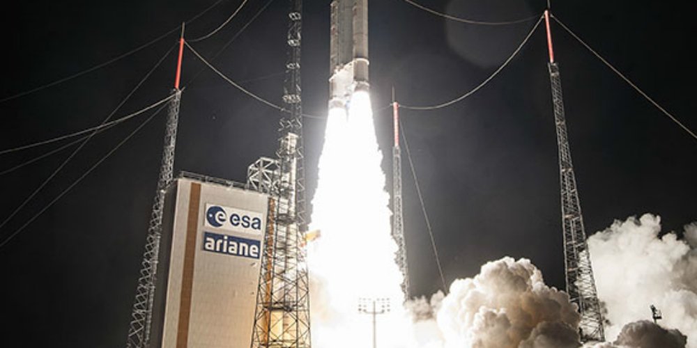 CNES's tweet photo. #MinuteSpatiale Dans la nuit de mercredi à jeudi, #Ariane5 s’arrachait du sol guyanais ➡ https://t.co/umRa40ZVYq https://t.co/gVjpuLCnxP