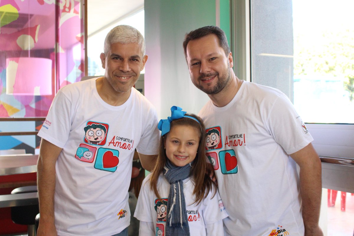 herastogaertner's tweet photo. O pentacampeão e McAmigo, Ricardinho também está no #McDiaFeliz2016, do #HospitalErastoGaertner, em #Curitiba https://t.co/dPSq3WIVpx