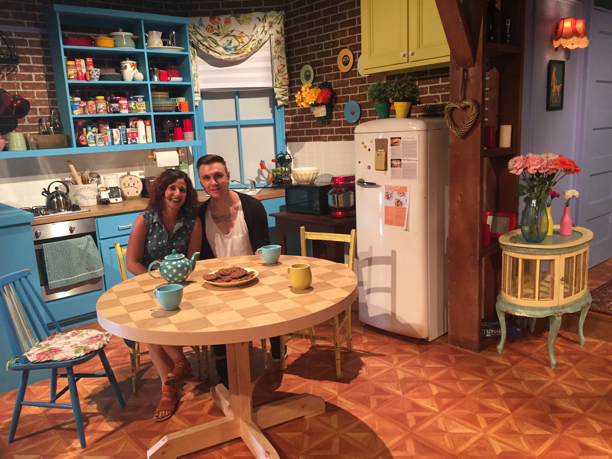 phishfood89's tweet photo. OMG guys we're in Monica's apartment it's amazing #FriendsFest @ComedyCentral @JoanaCasaca https://t.co/081pRstFQT