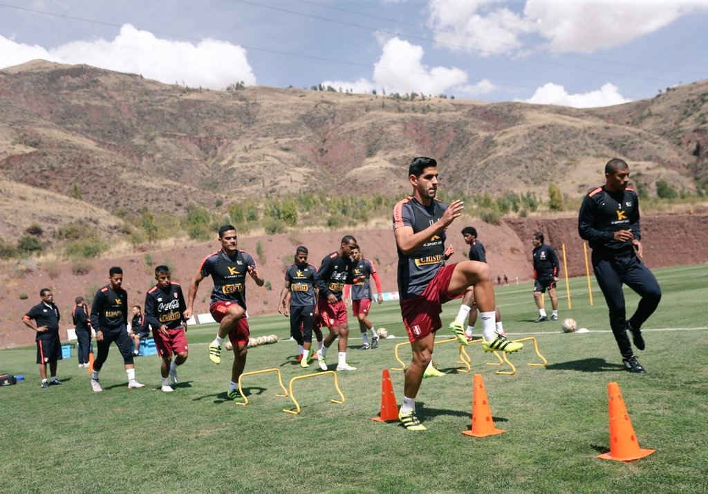 SeleccionPeru's tweet photo. Sexta jornada de aclimatación en Cusco. Hoy entrenamos en el Complejo Deportivo de @REALGARCILASO. #MiAlientoSuma. https://t.co/lR0F9uaGzH