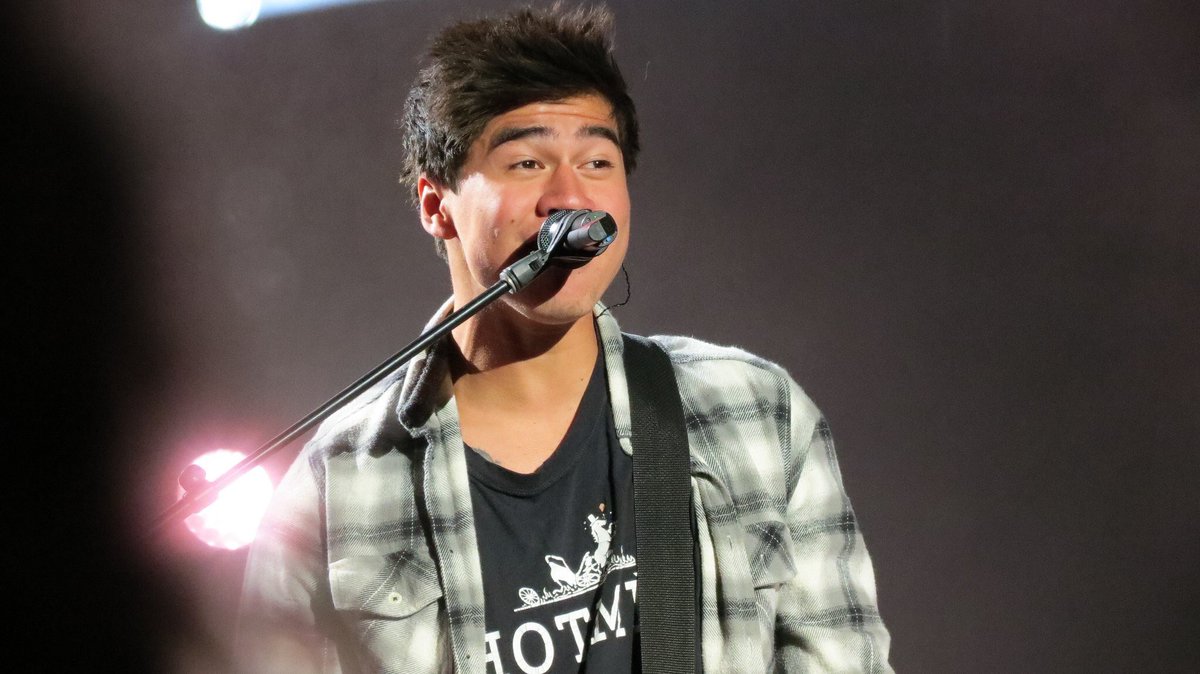 Site5SOSBR's tweet photo. HQ 📸 | Calum Hood ontem, 26, durante o show em Salt Lake City (2). #SLFLUtah 

via @michaelsblond https://t.co/hWxRJ3frxX