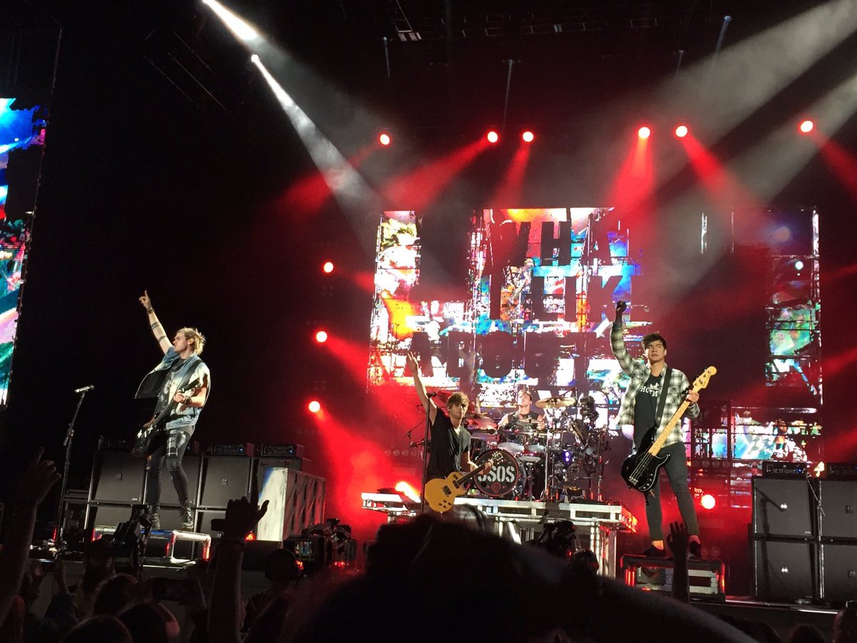 Site5SOSBR's tweet photo. HQ 📸 | 5SOS ontem, 26, durante o show em Salt Lake City. #SLFLUtah 

via @michaelsblond https://t.co/SXiEKdCTqj
