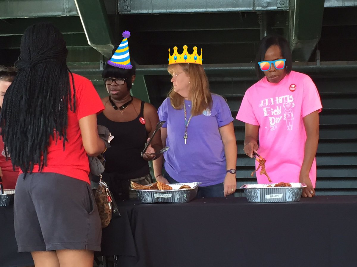 MitchNSmith's tweet photo. That's my boss #Becki doing what she does best: serving the students. Do your thing, B. #BuildAtTate https://t.co/Bop5uKZ9oB