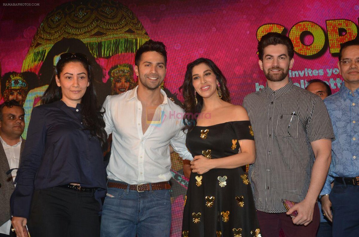 VarunUniverse's tweet photo. [PICS] Varun Dhawan at the launch of @Sophie_Choudry's new album. https://t.co/RwAbNNomsx
