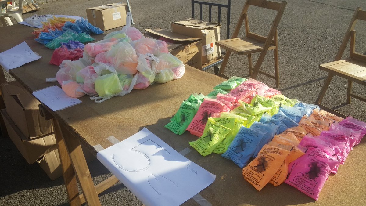 Culturaripollet's tweet photo. Recordeu que podeu comprar els pigments per la festa holi que organitza demà la @ubripollet a la pl. Molí https://t.co/UufnPrDl8Y