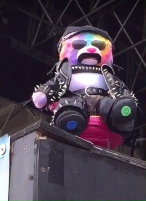 L4RRYCOLORS's tweet photo. "RBB apareció en el concierto de little MIX mientras cantaban secret love song"

 #LoveIsLarryStylinson https://t.co/YMoPd9cMtB