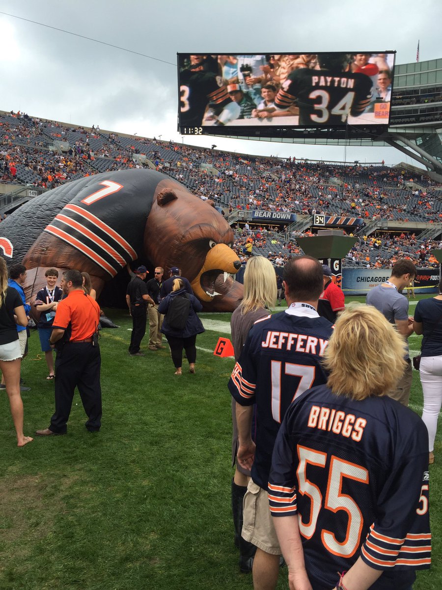 Aquí estamos reportando en vivo de Soldier Field para el partido de los Bears y Chiefs! <a href="/KCTico/">Tico Productions LLC</a> TICO SPORTS!!