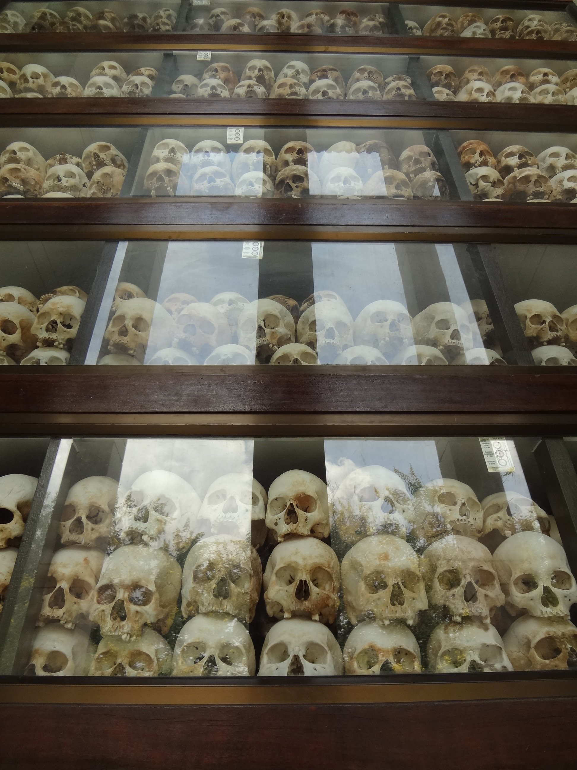 広瀬まき プノンペン ポルポト政権の爪痕 １枚目の写真は大量虐殺の跡地キリングフィールド ２枚目は拷問の行われた収容所のトゥール スレン 僅か４０年前の悪夢です 人類が繰り返さないためにも 訪問して拡散すべきだと感じました T