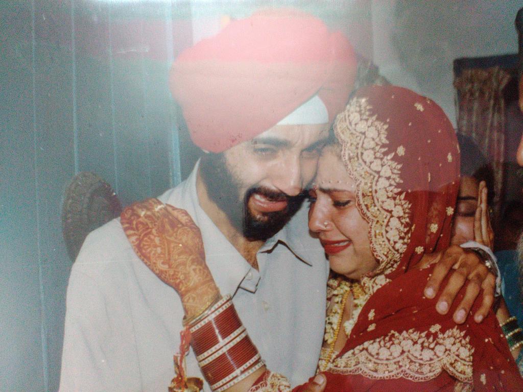 S_arshxo's tweet photo. @gehna_jewellers @thefreejinn Best memory ever #GehnaWeddingMoment My brother cried a lot on my vidai https://t.co/jRVmubTpUj