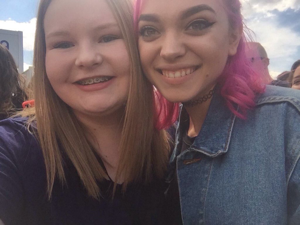AestheticHV's tweet photo. Casey and Rena with fans || #SLFLSaltLakeCity #SLFLUtah || via @TeamHeyVioletFR https://t.co/L01IJBQWnS