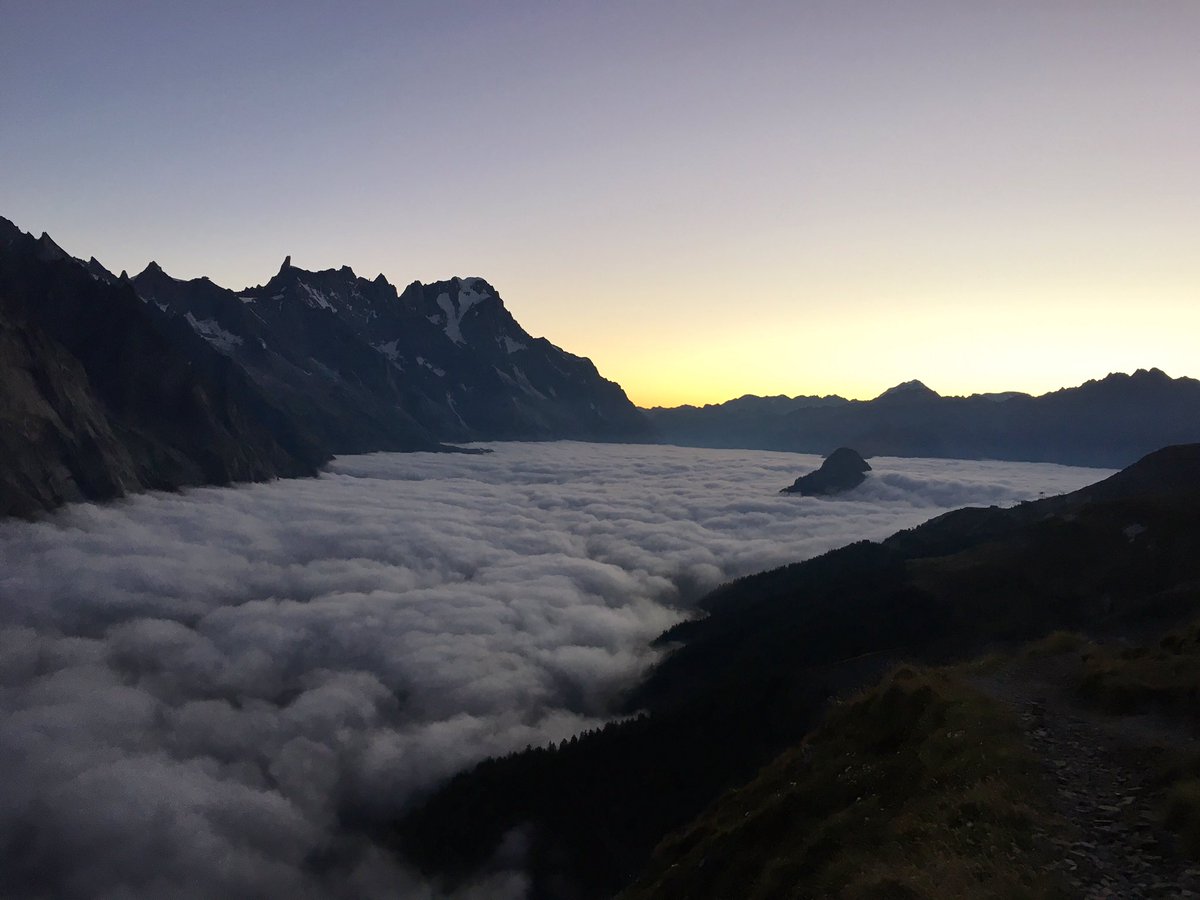 matt_wilson_run's tweet photo. Some epic views to be seen on my UTMB. Views this morning were something else. https://t.co/t2hCXl6Gj6