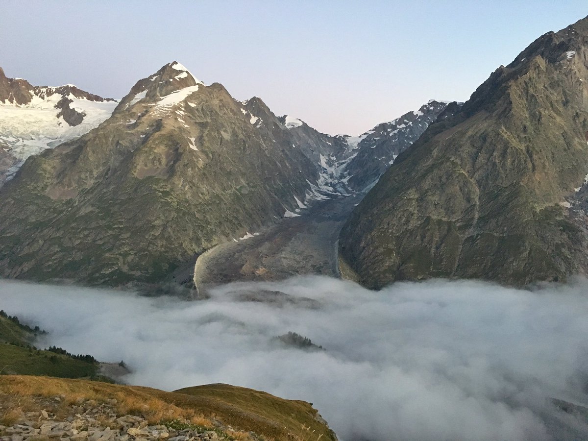 matt_wilson_run's tweet photo. Some epic views to be seen on my UTMB. Views this morning were something else. https://t.co/t2hCXl6Gj6