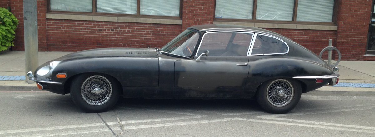 CasaVitruvius's tweet photo. A beautiful #vintage @Jaguar in #Toronto 👍🏾🇨🇦 https://t.co/HkjWJ478BZ