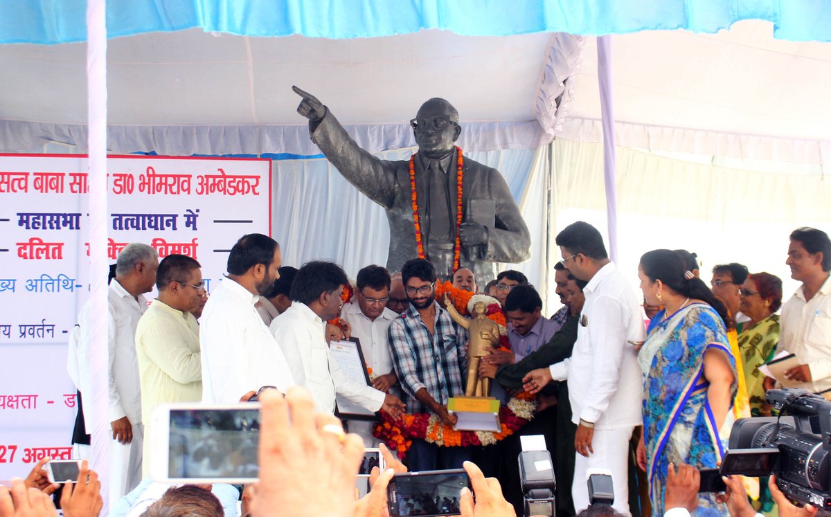 ashishtTOI's tweet photo. Dalit leader Jignesh Mevani being honoured by Ambedkar Mahasabha in Lucknow on Saturday.@TOILucknow https://t.co/csoD6N3YGF
