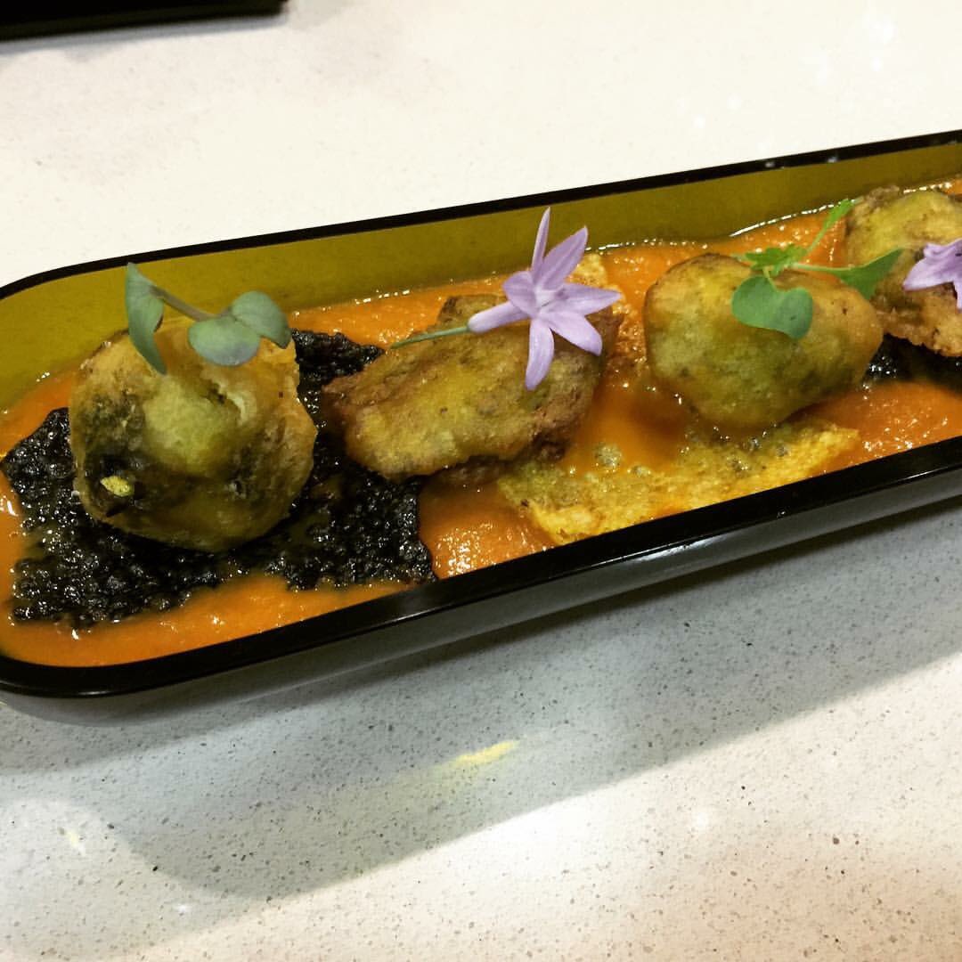 Crema fría de tomate huevo toro, ortigas de mar y esencia de ajo #ortigasdemar #braserianerja #foodporn #nerja