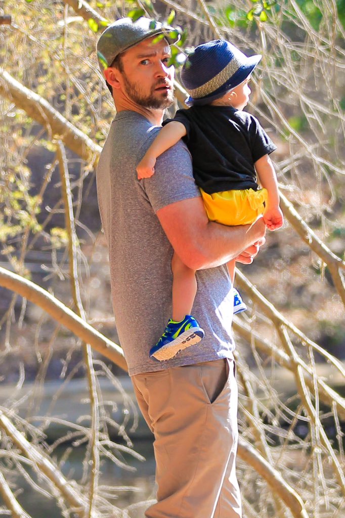 JessicaBielFR's tweet photo. #NoJessica but 08/27 #JustinTimberlake out and about with Silas in LA. https://t.co/u7bBOry5QJ