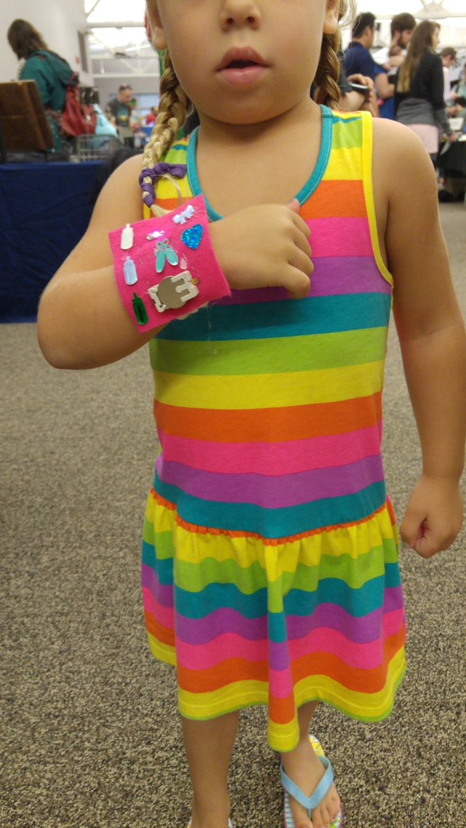 CLabsUCI's tweet image. Sewing e-textile bookmarks and bracelets @makevention! @BloomingLabs #maketolearn