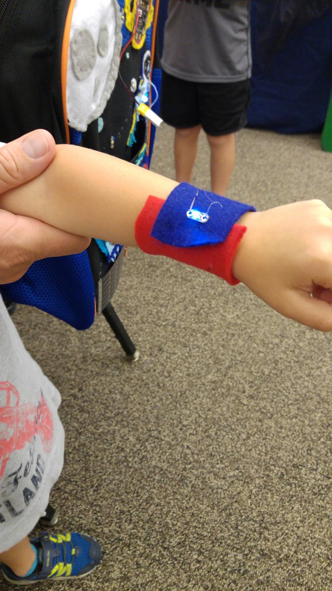 CLabsUCI's tweet image. Sewing e-textile bookmarks and bracelets @makevention! @BloomingLabs #maketolearn