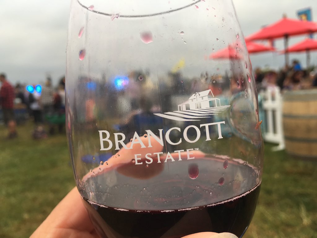 Bimdadto4's tweet image. it would be rude not to! Enjoying a glass of your finest red watching Ella Henderson #VirtualVines