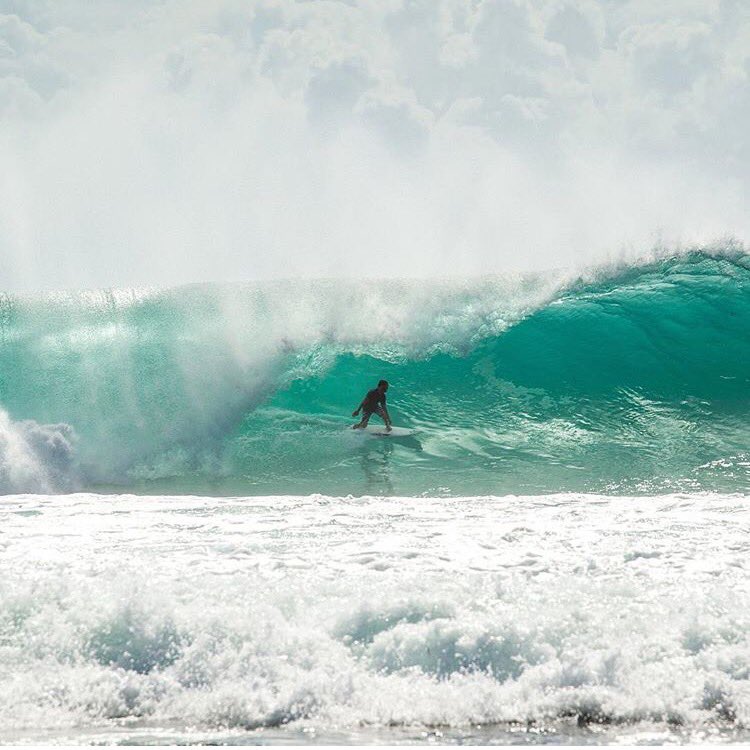ec_surfer's tweet photo. .@goncalvescab sigue poniendo el nombre de Ecuador en alto #Indonesia @RedBull_Surfing 
https://t.co/YXaevbInVE https://t.co/lS5xsUXY6W