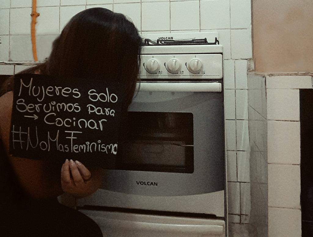 MikaStylinson1's tweet photo. #NoMasFeminismo 
Dejen de estar perdiendo el tiempo y empiecen a cocinar para sus hombres https://t.co/hnceWKN499