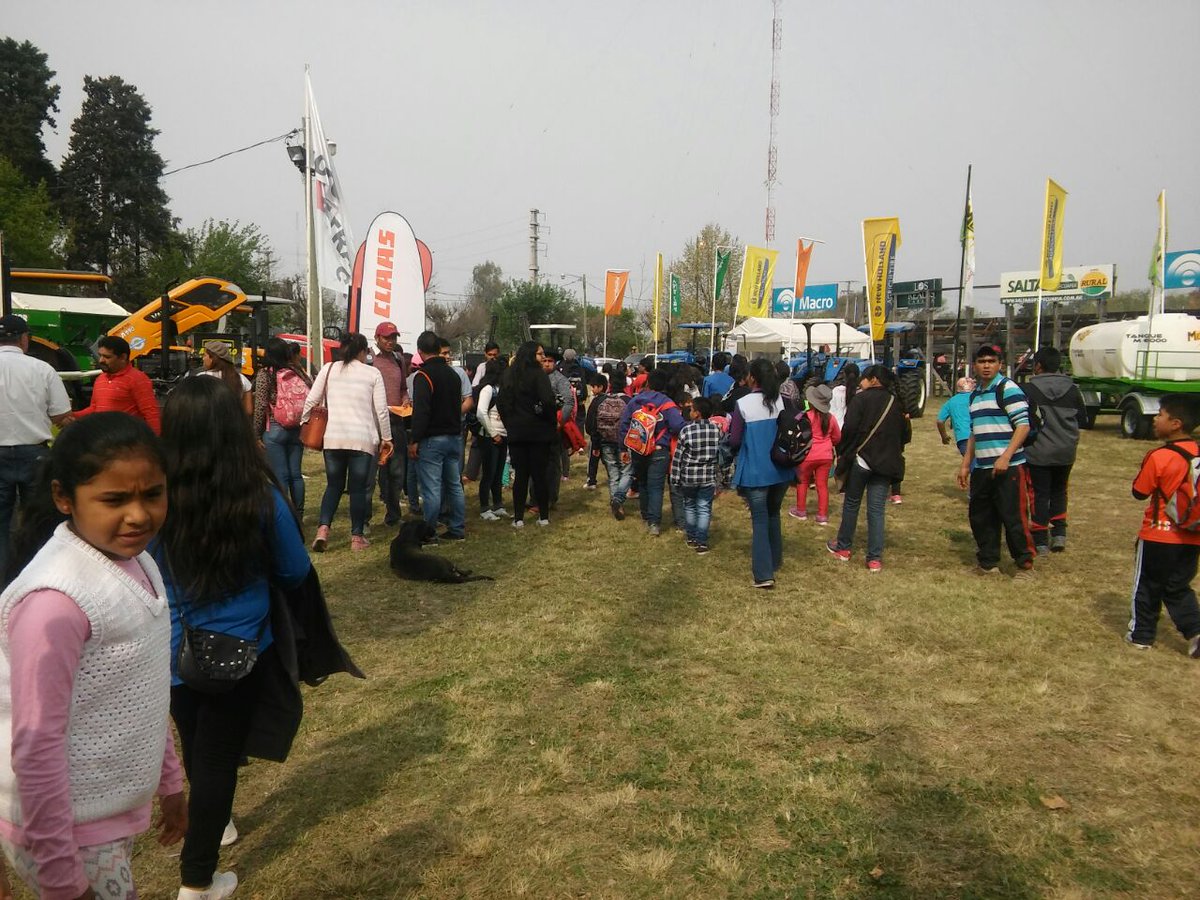 zonaoestesalta's tweet photo. Escuela Roberto Romero..de paseo y festejando el Día del Niño en la Rural..Salta!! https://t.co/w3tQB9jR7y