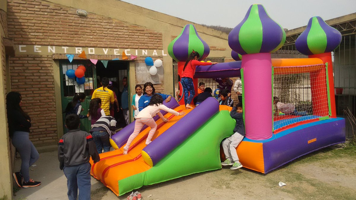 PLAYONDVALDIVIA's tweet photo. La Profe Azucena Fernández en la Escuela Cristóbal Colón. https://t.co/9pzQFdLpDh