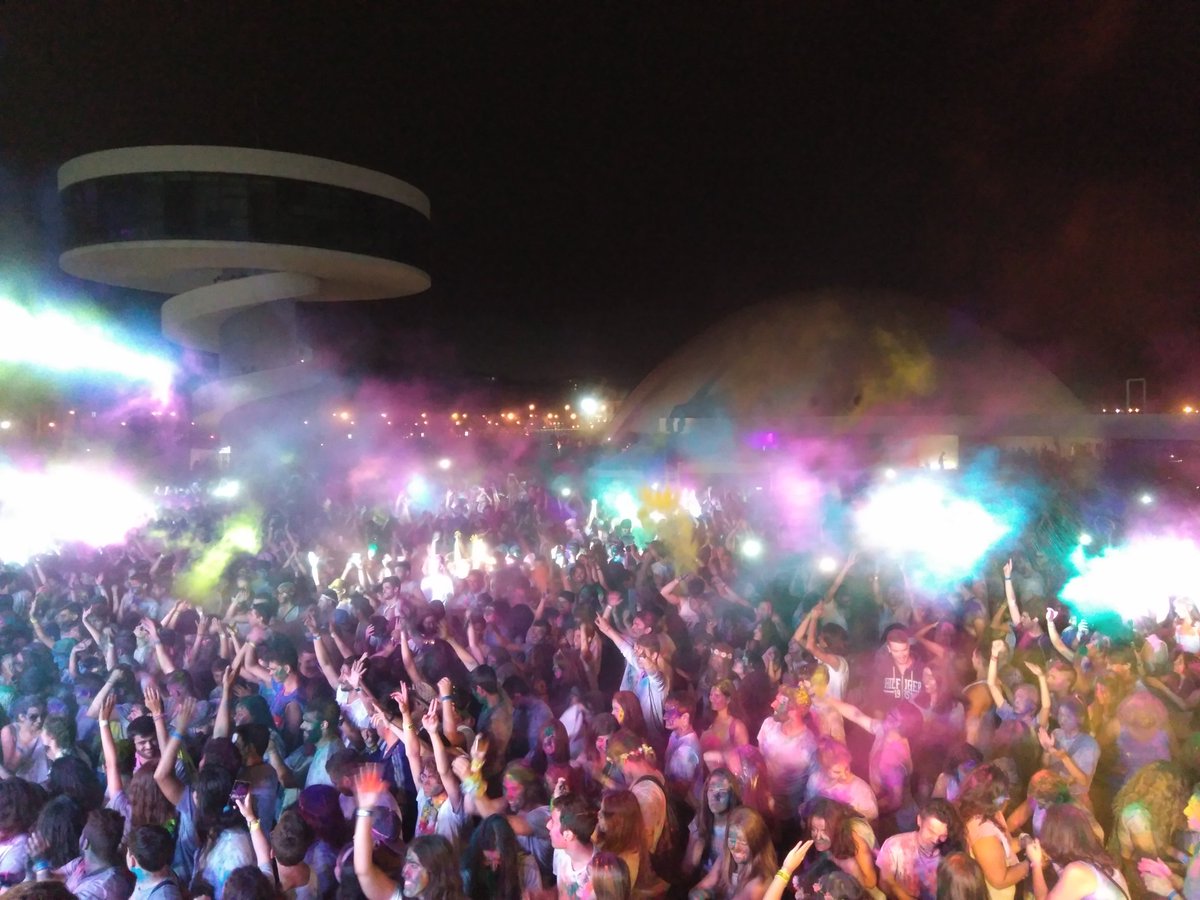 Con un nuevo lanzamiento de polvo comienza el turno de Belöp en el <a href="/HoliPartyFest/">Holi Party Festival</a> #HoliPartyNiemeyer