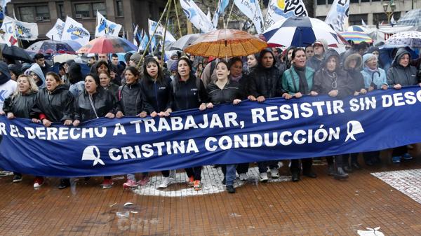 El kirchnerismo cierra la "marcha de la resistencia" contra Macri infob.ae/2bZ2sSK